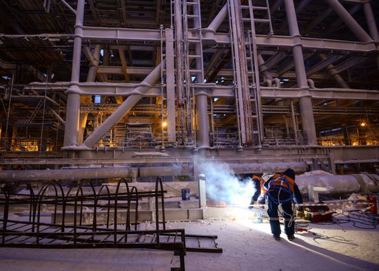 Building liquefied natural gas plant Yamal LNG