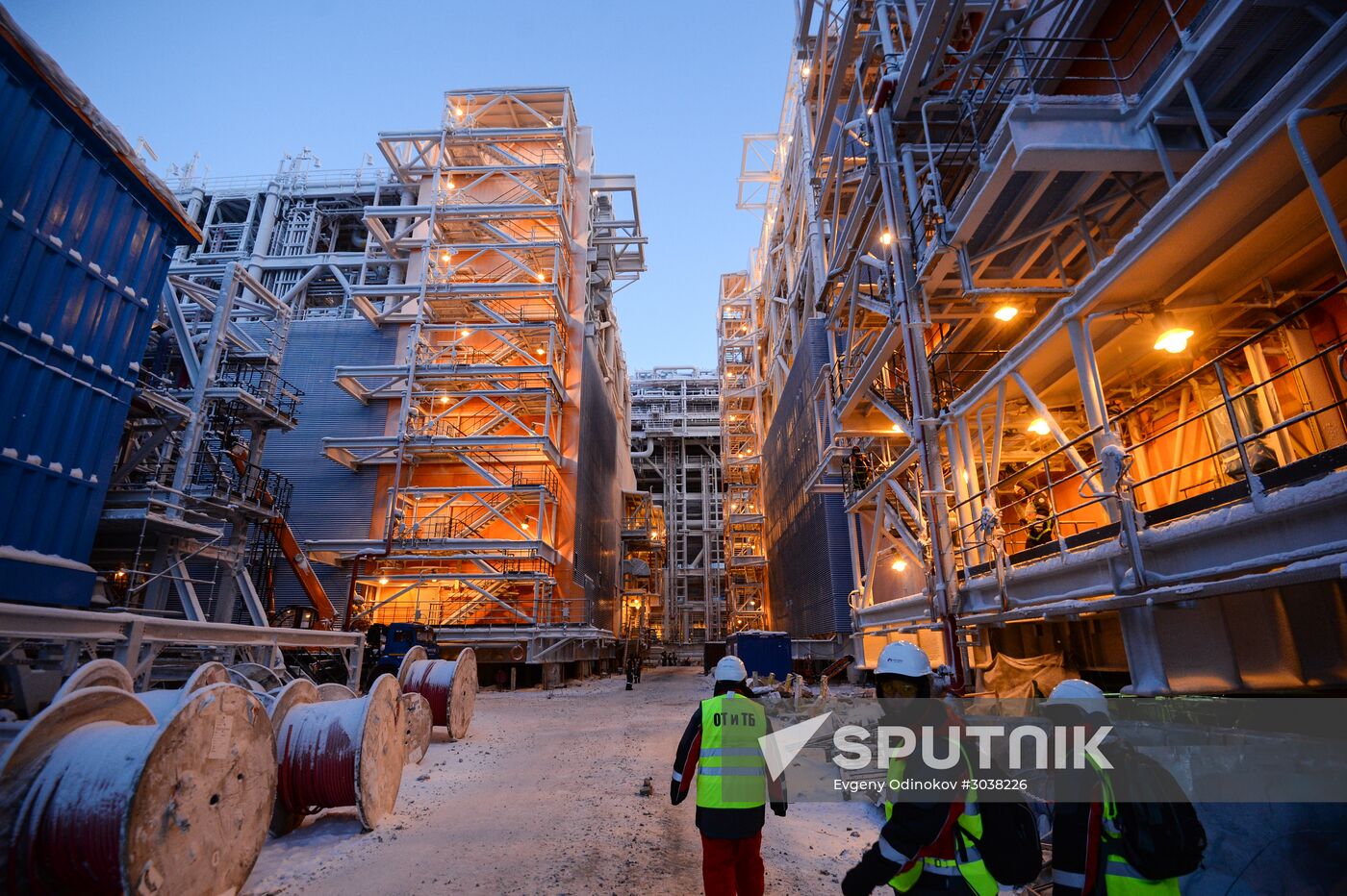 Building liquefied natural gas plant Yamal LNG