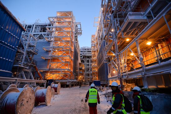 Building liquefied natural gas plant Yamal LNG