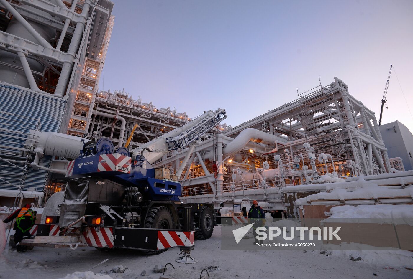 Building liquefied natural gas plant Yamal LNG