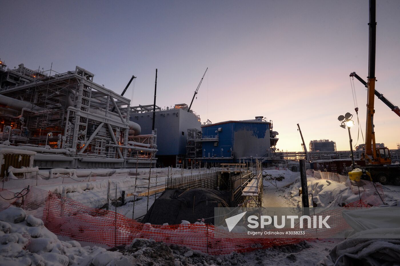 Building liquefied natural gas plant Yamal LNG