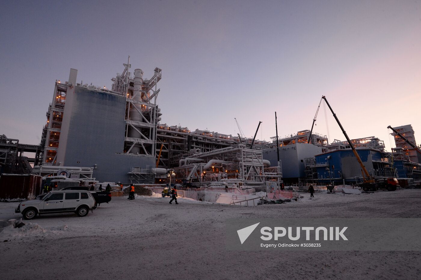 Building liquefied natural gas plant Yamal LNG