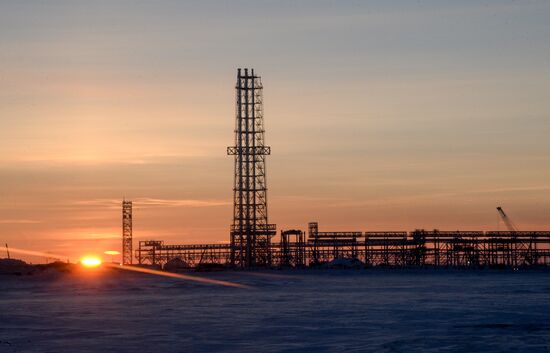 Building liquefied natural gas plant Yamal LNG