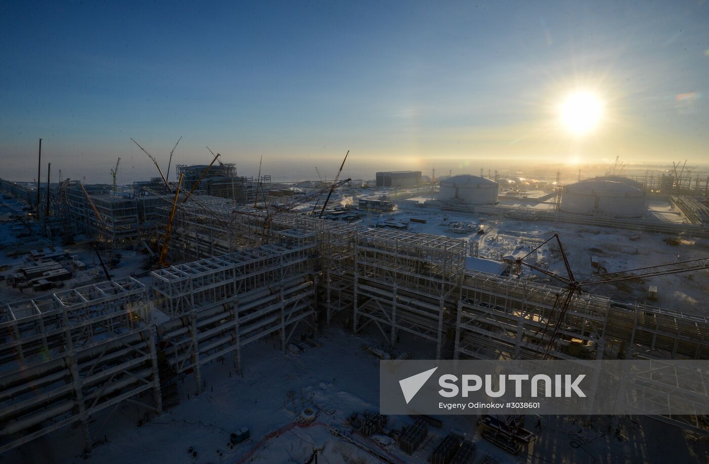 Building liquefied natural gas plant Yamal LNG