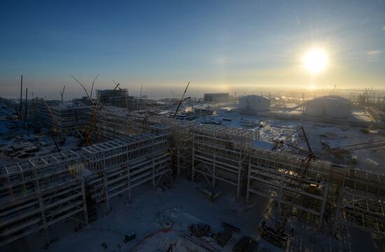 Building liquefied natural gas plant Yamal LNG