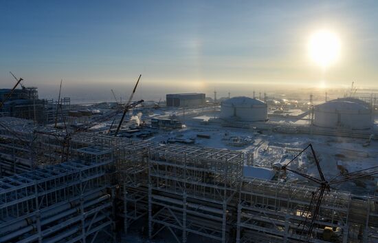 Building liquefied natural gas plant Yamal LNG