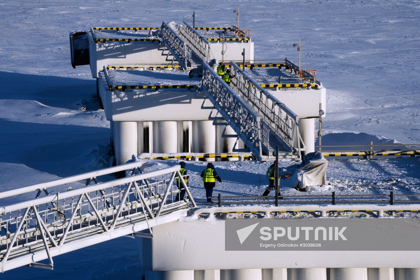 Building liquefied natural gas plant Yamal LNG