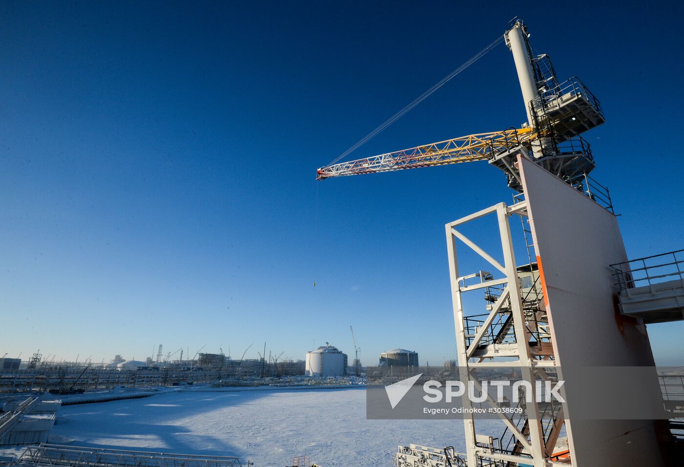 Building liquefied natural gas plant Yamal LNG