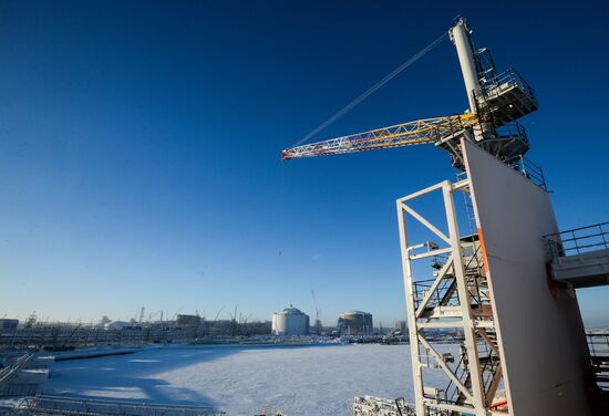 Building liquefied natural gas plant Yamal LNG