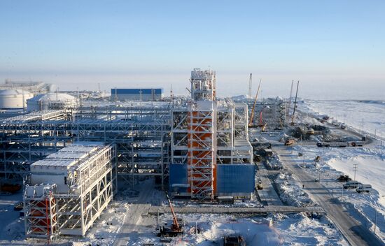 Building liquefied natural gas plant Yamal LNG