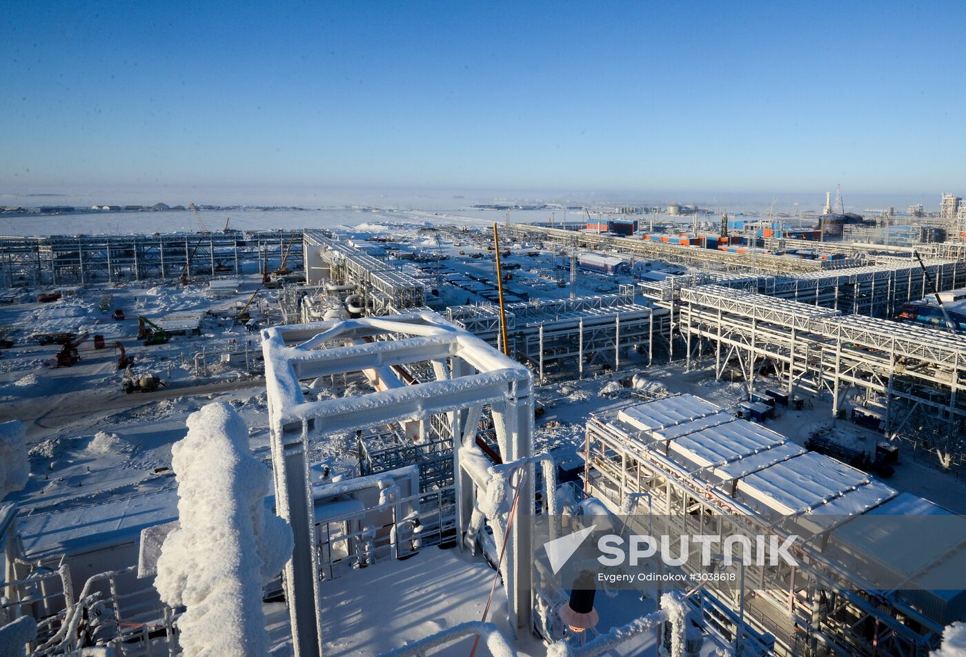 Building liquefied natural gas plant Yamal LNG