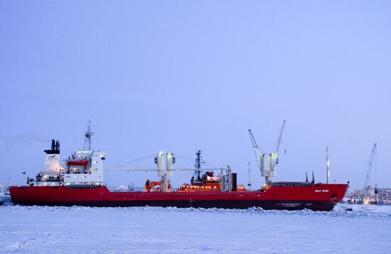 Building liquefied natural gas plant Yamal LNG