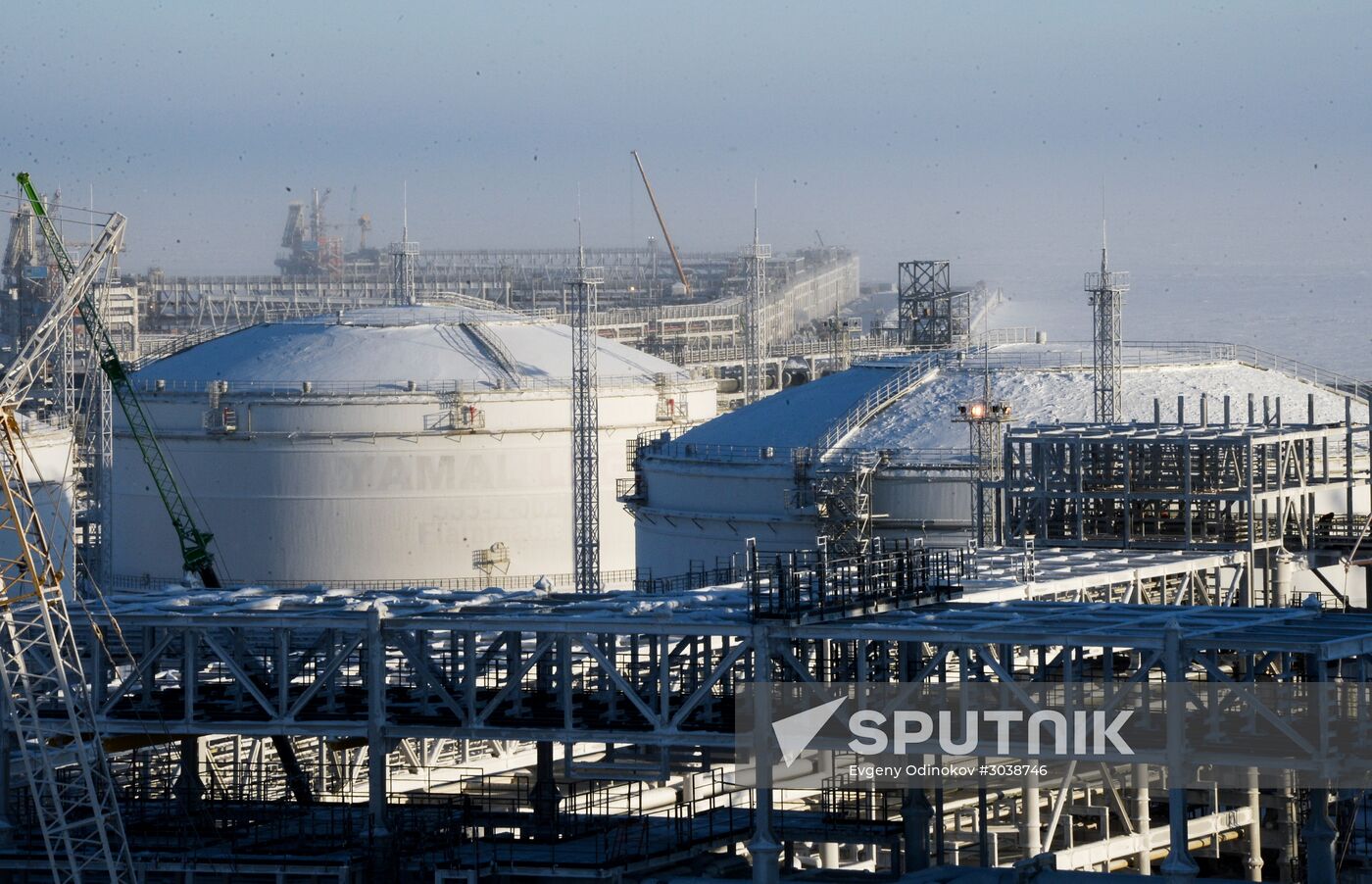 Building liquefied natural gas plant Yamal LNG