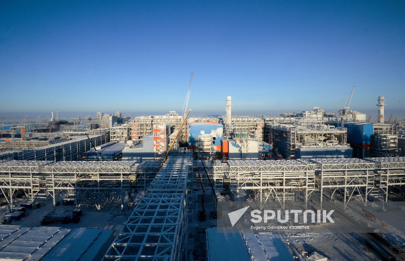 Building liquefied natural gas plant Yamal LNG