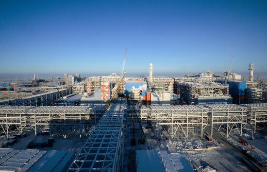 Building liquefied natural gas plant Yamal LNG