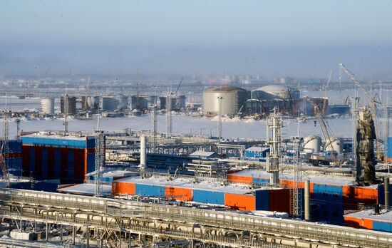 Building liquefied natural gas plant Yamal LNG
