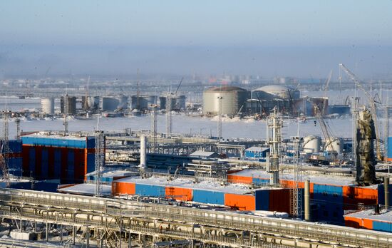 Building liquefied natural gas plant Yamal LNG