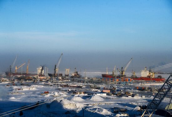 Building liquefied natural gas plant Yamal LNG