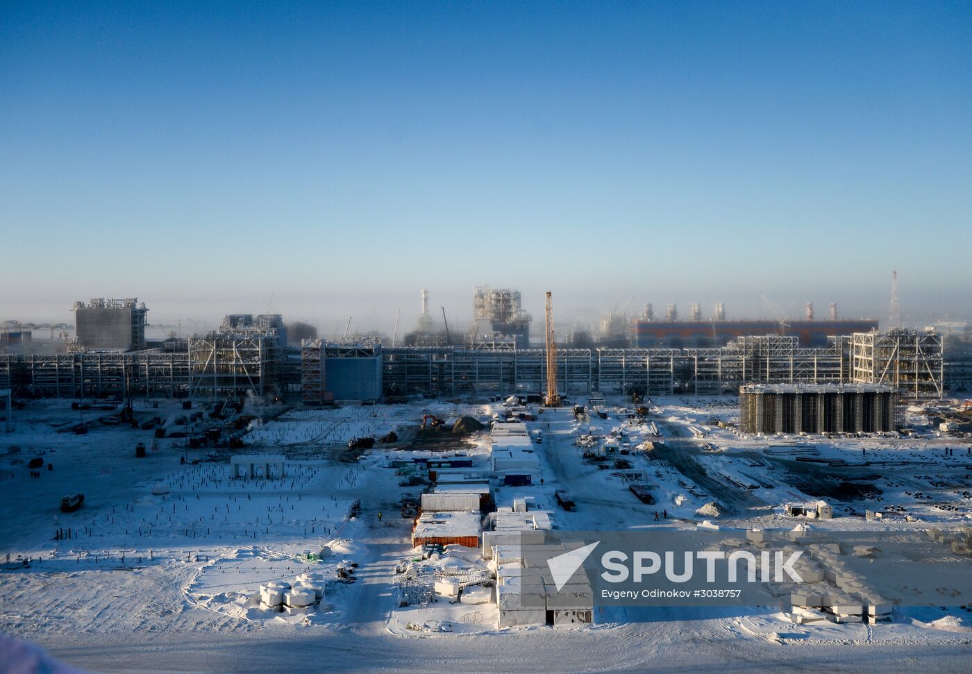 Building liquefied natural gas plant Yamal LNG