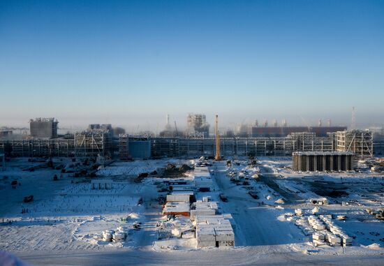 Building liquefied natural gas plant Yamal LNG