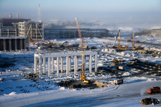 Building liquefied natural gas plant Yamal LNG