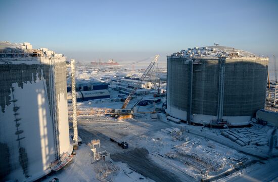 Building liquefied natural gas plant Yamal LNG