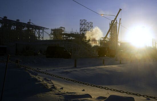 Building liquefied natural gas plant Yamal LNG