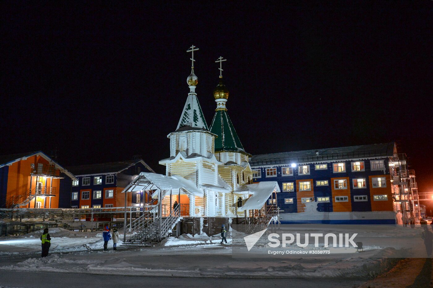 Building liquefied natural gas plant Yamal LNG