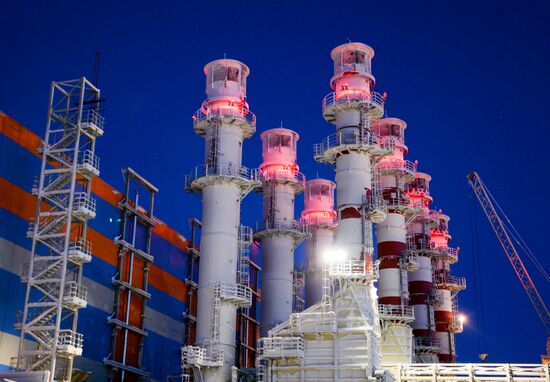 Building liquefied natural gas plant Yamal LNG