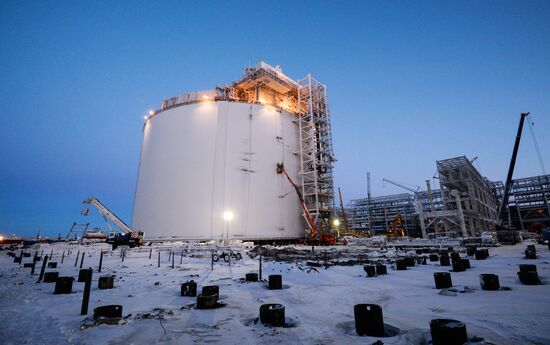 Building liquefied natural gas plant Yamal LNG
