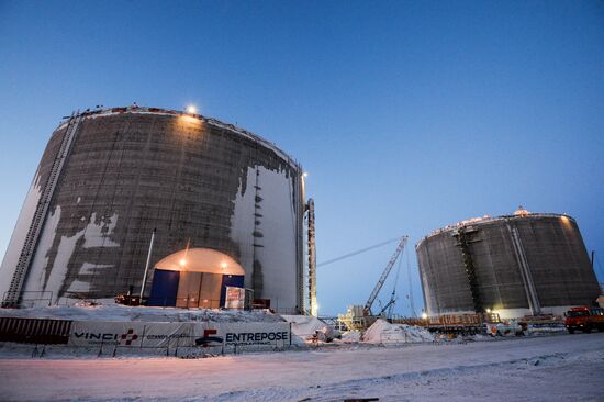 Building liquefied natural gas plant Yamal LNG