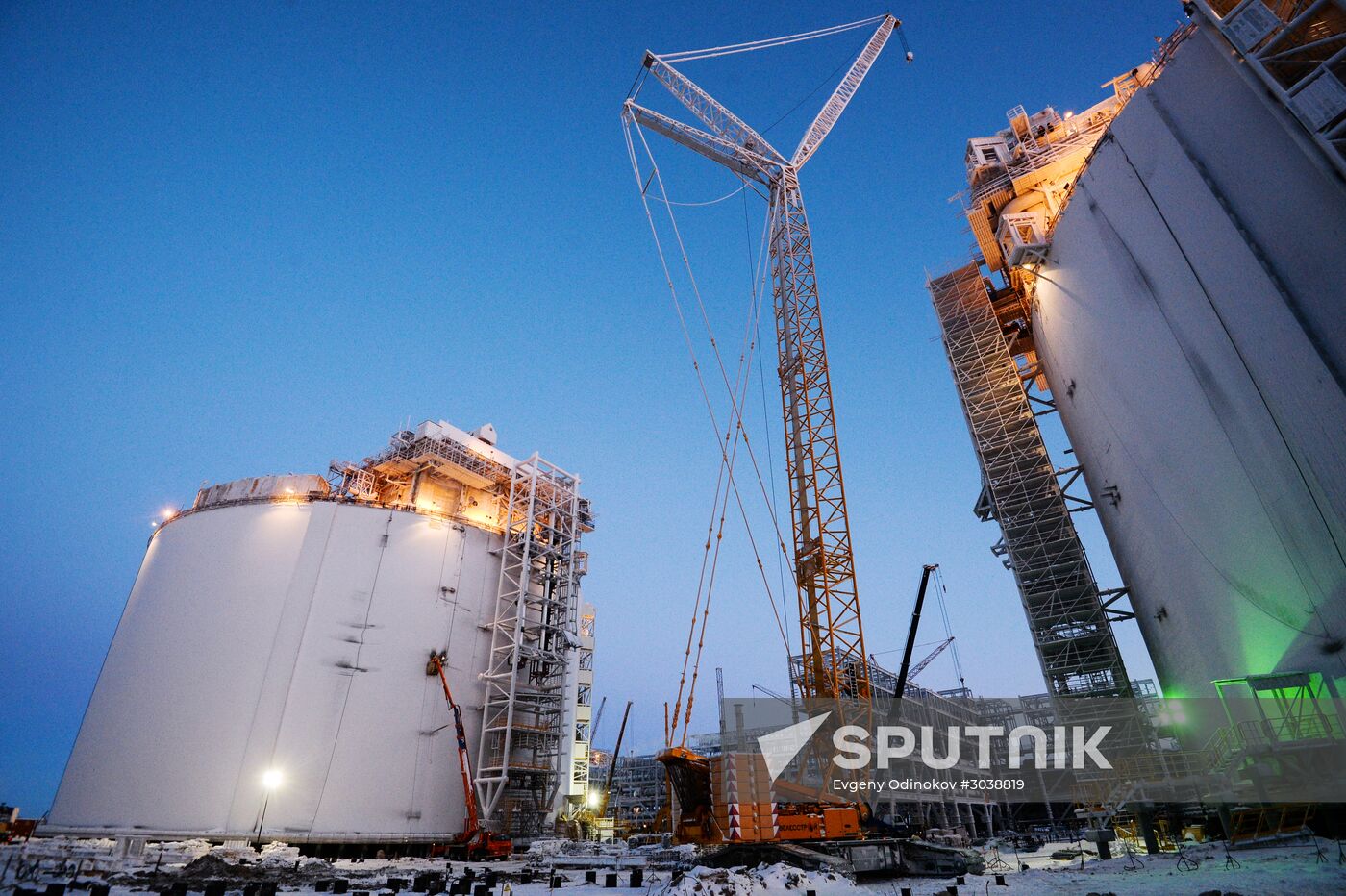 Building liquefied natural gas plant Yamal LNG