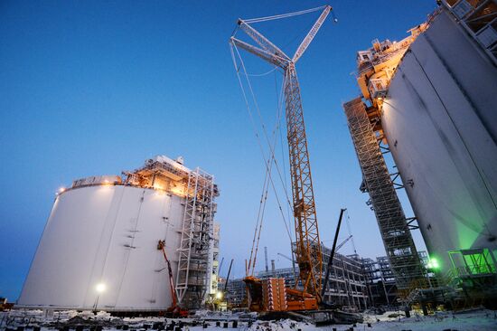 Building liquefied natural gas plant Yamal LNG