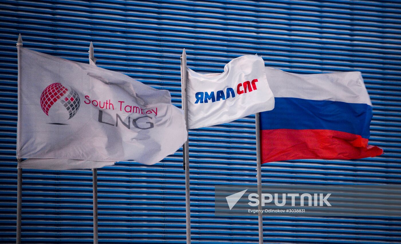 Building liquefied natural gas plant Yamal LNG