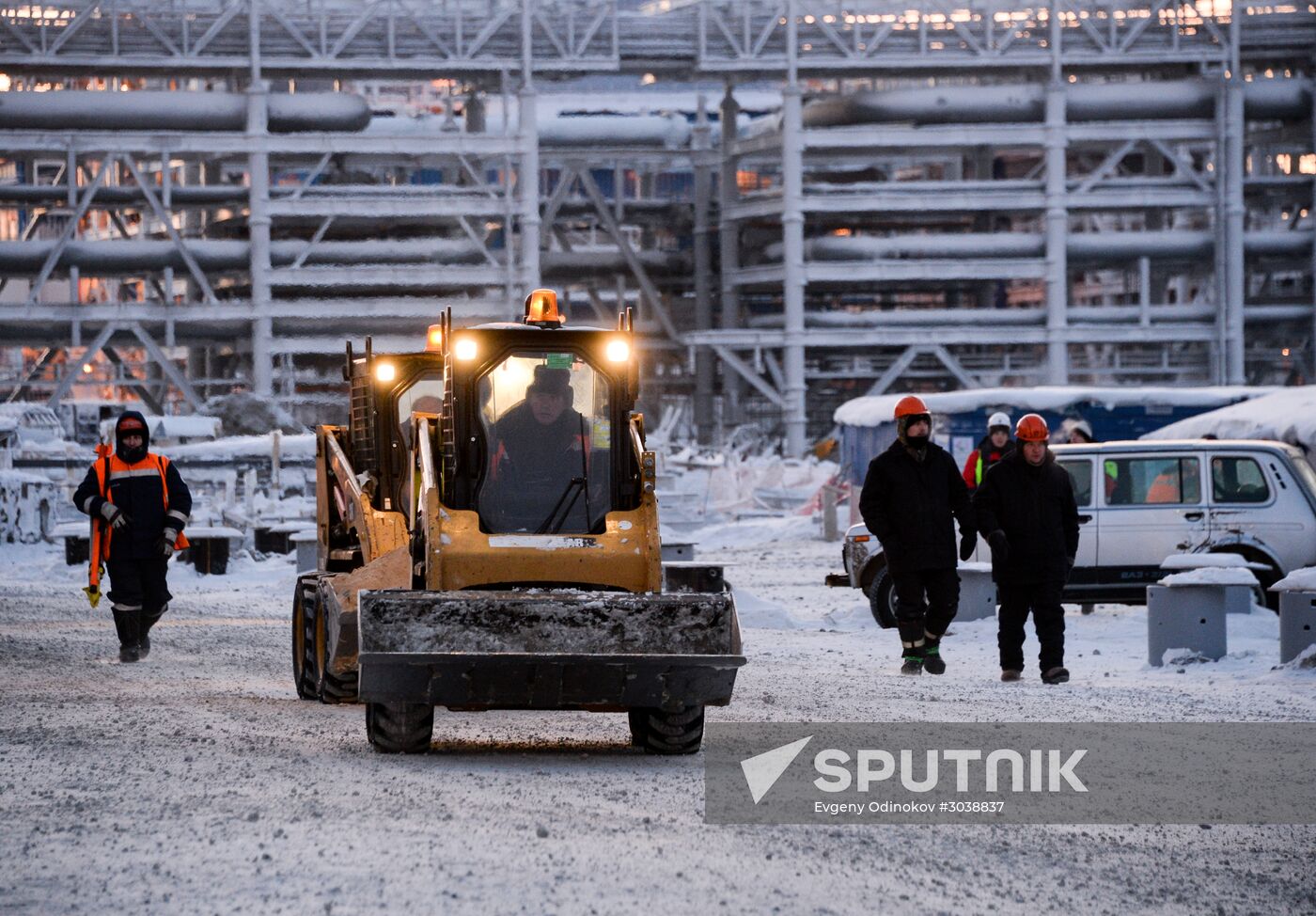 Building liquefied natural gas plant Yamal LNG