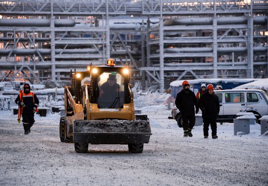 Building liquefied natural gas plant Yamal LNG