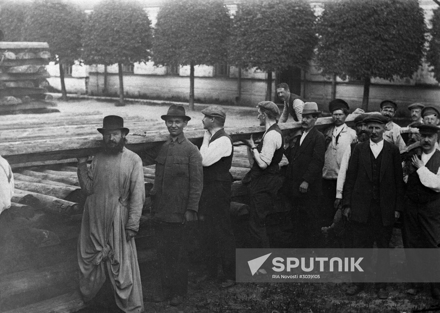 Compulsory labor in Petrograd