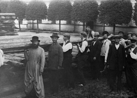 Compulsory labor in Petrograd