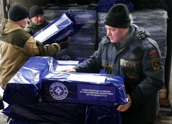 61st Russian humanitarian convoy arrives to Donetsk