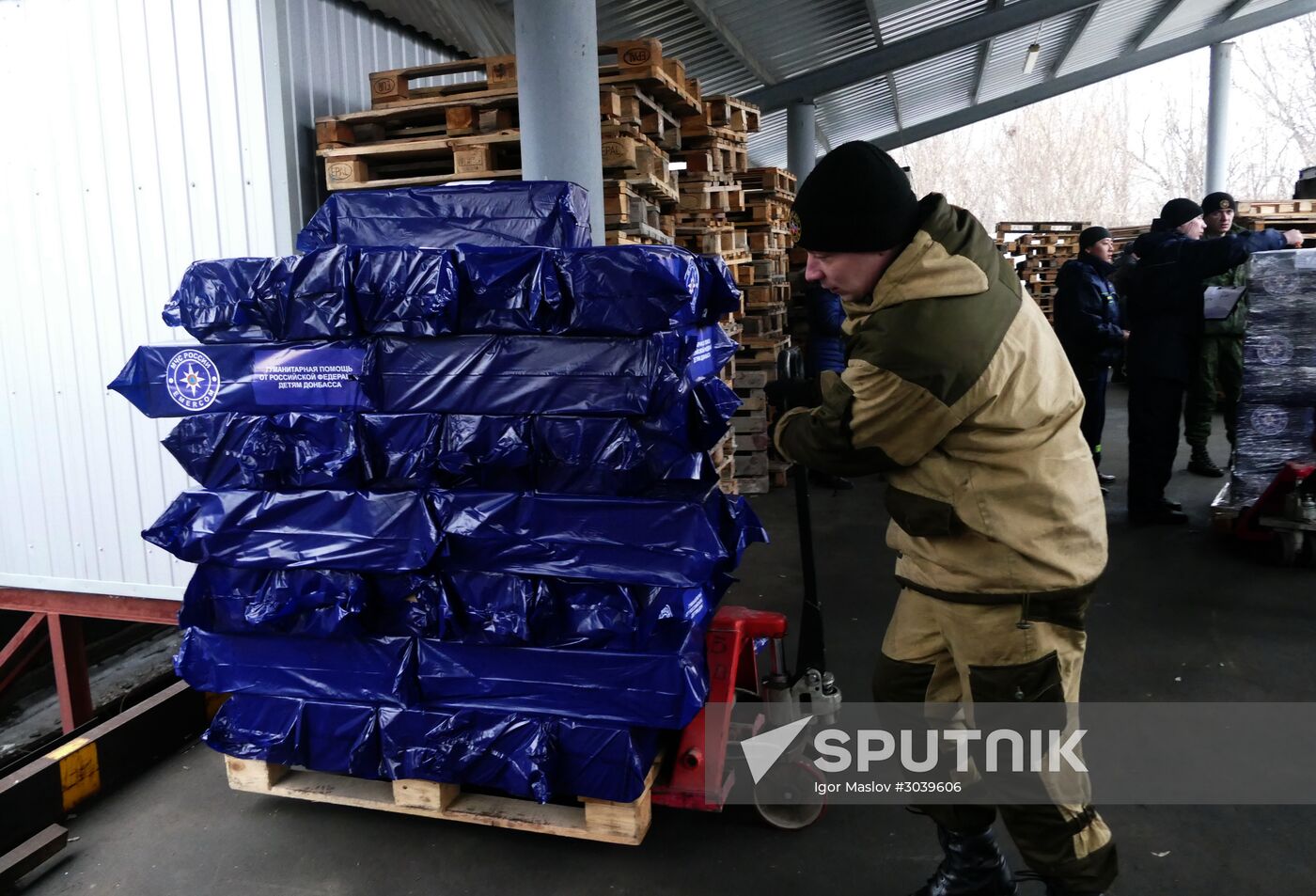 61st Russian humanitarian convoy arrives to Donetsk