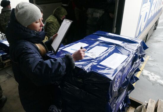 61st Russian humanitarian convoy arrives to Donetsk