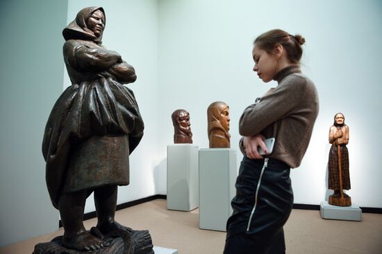 "Muzhiki i Baby" exhibition on display