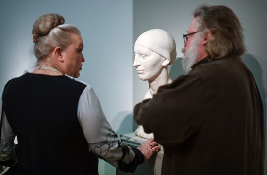 "Muzhiki i Baby" exhibition on display