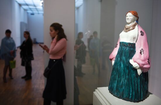 "Muzhiki i Baby" exhibition on display