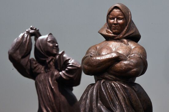 "Muzhiki i Baby" exhibition on display
