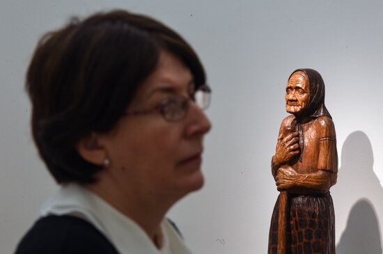 "Muzhiki i Baby" exhibition on display