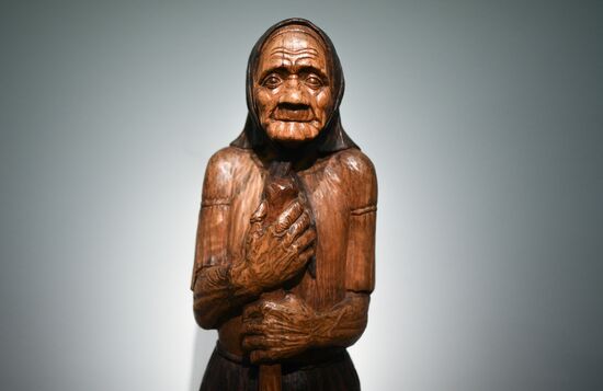 "Muzhiki i Baby" exhibition on display