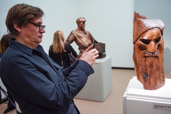 "Muzhiki i Baby" exhibition on display