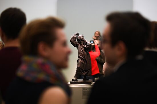 "Muzhiki i Baby" exhibition on display