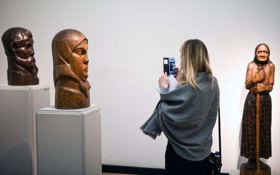 "Muzhiki i Baby" exhibition on display
